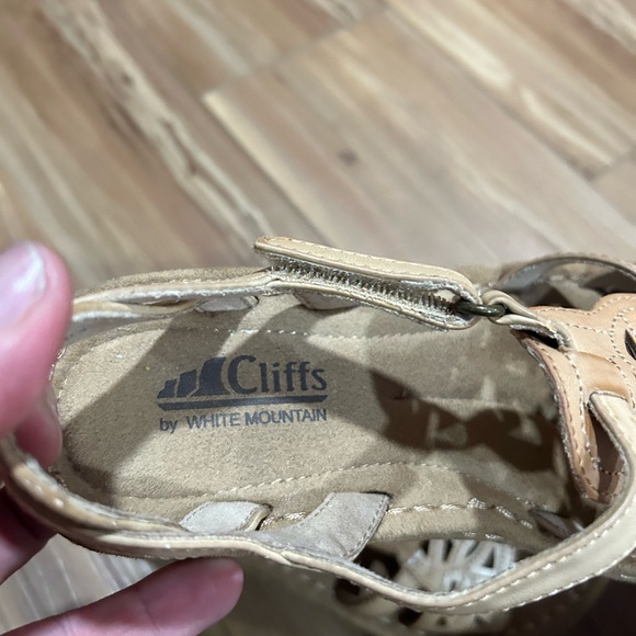 Cliffs by White Mountain Tan Cutout Leather Sandals Size 8 1/2 - Picture 2 of 4